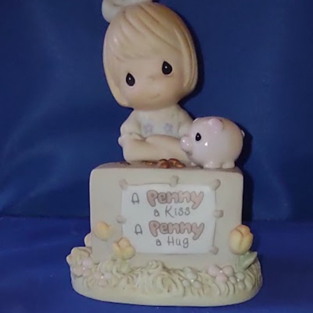 PRECIOUS MOMENTS A PENNY A KISS A PENNY A HUG FIGURINE WITH PIGGY BANK AND SIGN